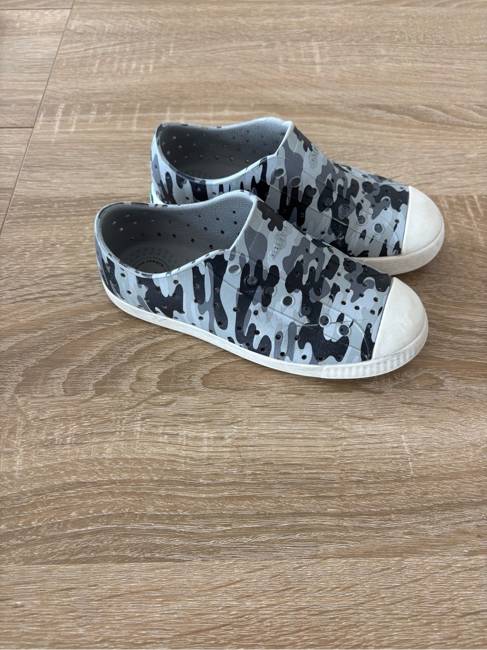 kids camo native slip on shoes size 13